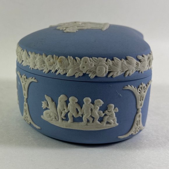 Wedgwood Pale Blue Jasperware Bean Shaped Trinket Box & Lid - Picture 3 of 8